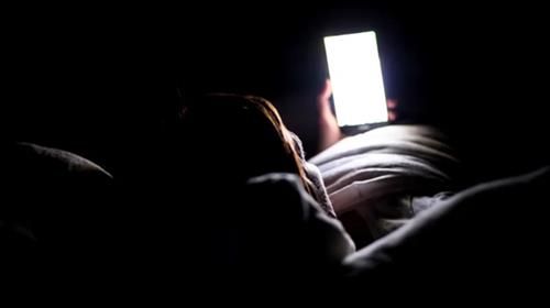 研究發現手機「夜間模式」無助改善睡眠質素