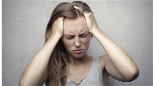 為何經期總是頭痛？中醫為你拆解原因及防治方法