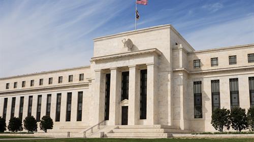 美國聯儲局維持利率不變　暗示明年加息