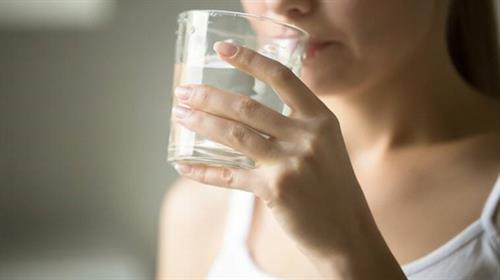 早上喝溫水的5個益處  有助減肥防便秘