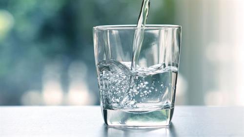 喝一杯溫水開始新一天的7大健康益處
