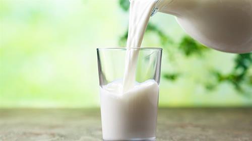 研究: 每日飲2至3杯牛奶會增加女性80%患乳癌的風險 (含降低乳癌風險的方法)