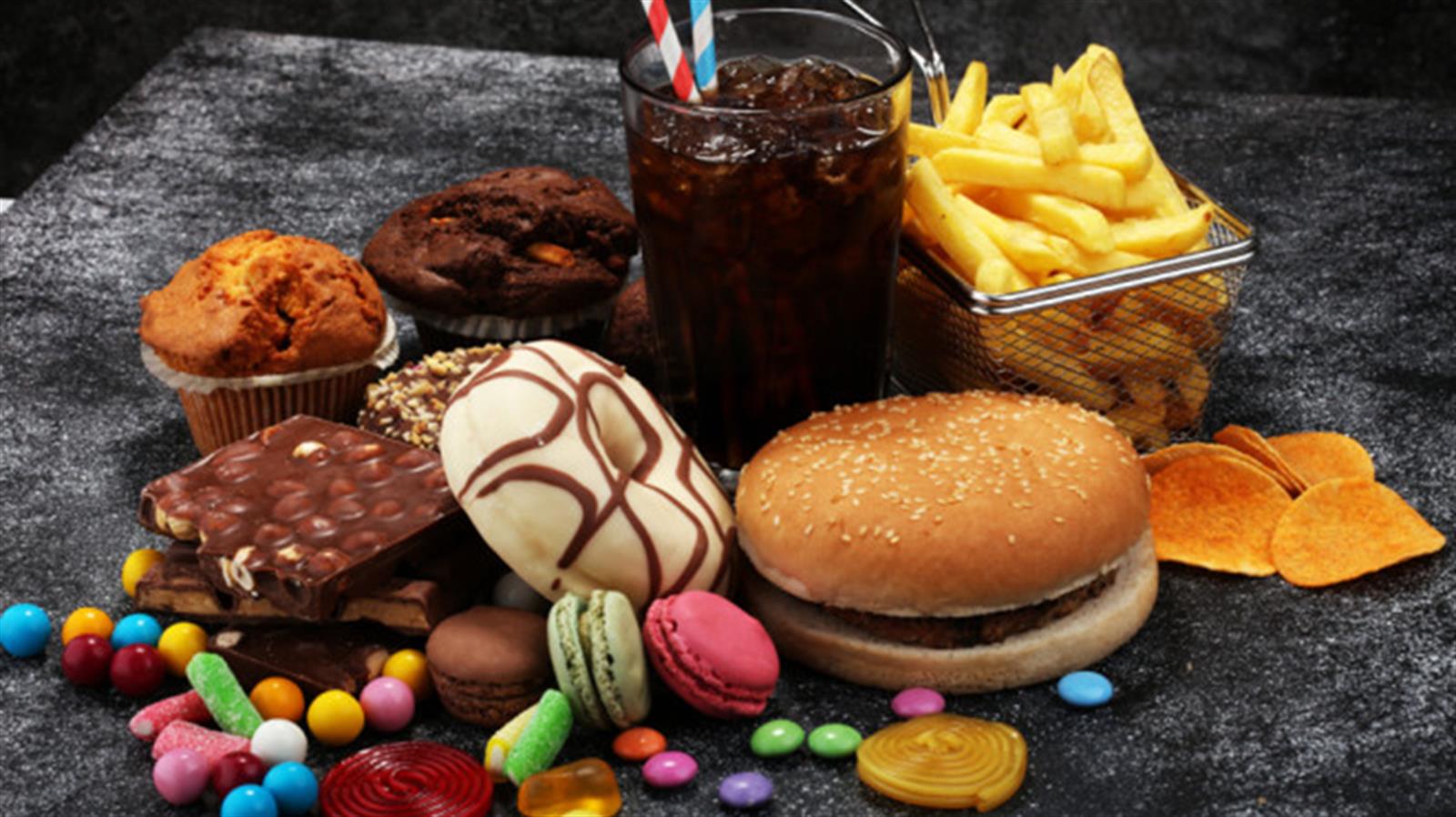 研究: 憂鬱症患者要避免吃「超加工食品」 吃太多恐致情緒失控、易怒、不理智